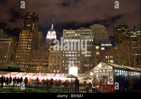 Notturna vista sullo skyline di grattacieli di New York, preso da Bryant Park in inverno Foto Stock