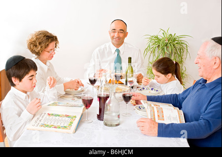 Famiglia ebraica in seder celebrando la Pasqua ebraica Foto Stock