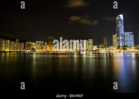 Skyline notturno in Tsuen Wan Nuovi Territori di Hong Kong Foto Stock