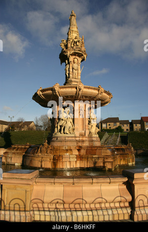 Città di Glasgow, Scozia. L'Arthur Pearce progettato Doulton Fontana a Glasgow Green. Foto Stock