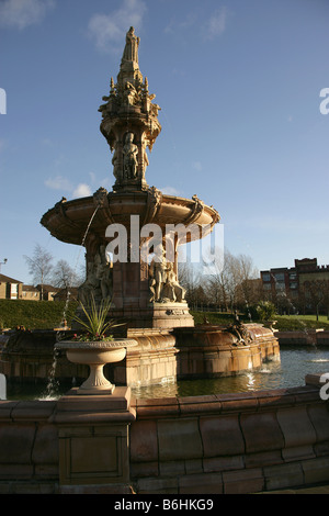 Città di Glasgow, Scozia. L'Arthur Pearce progettato Doulton Fontana a Glasgow Green. Foto Stock