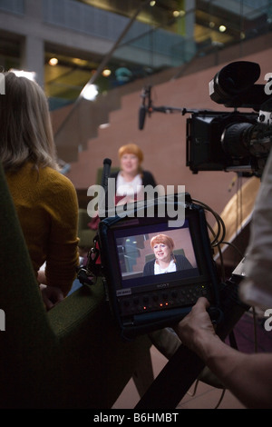 Opere d'Arte di BBC intervista con River City attrice Libby McArthur. Foto Stock