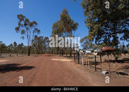 Linea nelle cassette delle lettere di una strada di campagna in Country Western Victoria Foto Stock