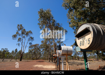 Linea nelle cassette delle lettere di una strada di campagna in Country Western Victoria Foto Stock