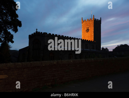 St Oswald, la chiesa parrocchiale di Askrigg un villaggio nel Yorkshire Dales National Park. Foto Stock