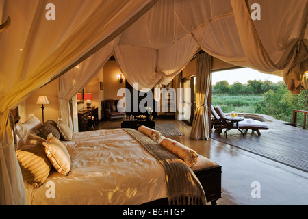 Camera da letto in leggende del Tinga Private Game Lodge situato in un area di concessione del Parco Nazionale Kruger Sud Africa Foto Stock