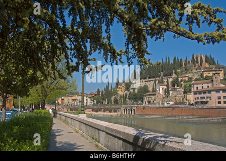 Verona Castel San Pietro il fiume Adige Veneto Italia Aprile 2008 Foto Stock