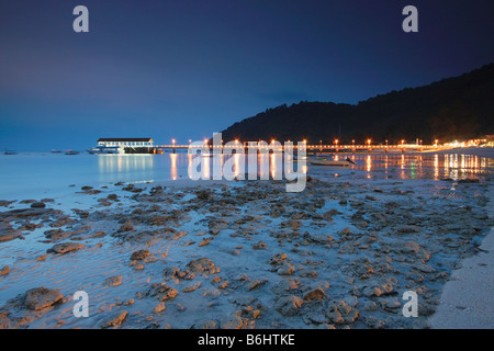 Jetty di Kampung Salang al crepuscolo, Pulau Tioman, Malaysia Foto Stock