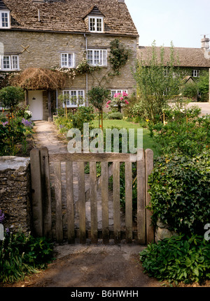 Regno Unito Inghilterra Oxfordshire Langford Garden cottage Foto Stock