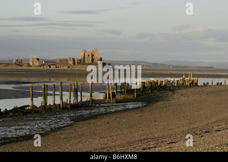 Piel castello su Piel isola dalla spiaggia su Walney Island Cumbria Foto Stock
