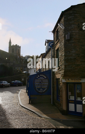 Strada di ciottoli nella piccola città mercato di Hawes in Wensleydale, entro le Yorkshire Dales National Park Foto Stock