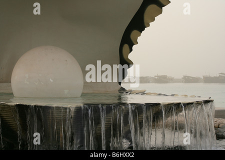 Oyster pearl scultura e fontana, close up, sul lungomare Corniche, Doha, Qatar, Medio Oriente Foto Stock