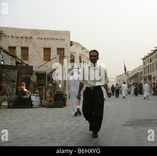 La gente del luogo passeggiando attraverso il souq Waqif market a Doha, in Qatar. Foto Stock