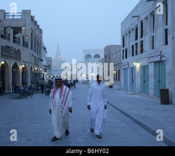 La gente del luogo passeggiando attraverso il souq Waqif market a Doha, in Qatar. Foto Stock