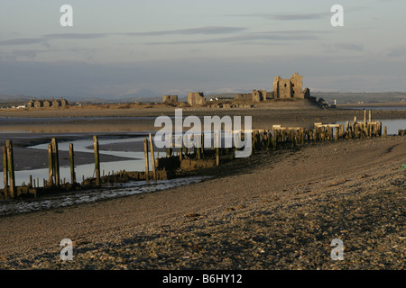 Piel castello su Piel isola dalla spiaggia su Walney Island Cumbria Foto Stock