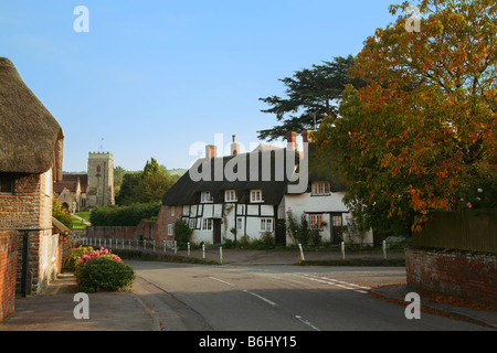 Il villaggio principale strada che conduce alla chiesa parrocchiale di st Andrews in Okeford Fitzpaine, a nord del villaggio di Dorset Foto Stock