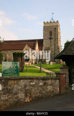 Sant'Andrea Chiesa, la chiesa parrocchiale di Okeford Fitzpaine, un villaggio nel nord del Dorset Blackmore Vale Foto Stock