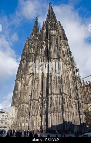 La cattedrale di Colonia, Germania. Le enormi torri del fronte ovest, costruito tra il 1248 e il 1880 Foto Stock