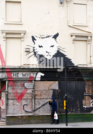 Murale 'Gunrat' da Banksy sul pub abbandonati in Liverpool, Merseyside, Regno Unito Foto Stock