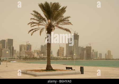 Vista panoramica lungo la Corniche con costruzione di gru sul grattacielo skyline, Doha, Qatar, Medio Oriente Foto Stock