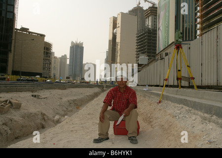 Immigrato che lavora nella costruzione di strade a Doha, in Qatar. Foto Stock