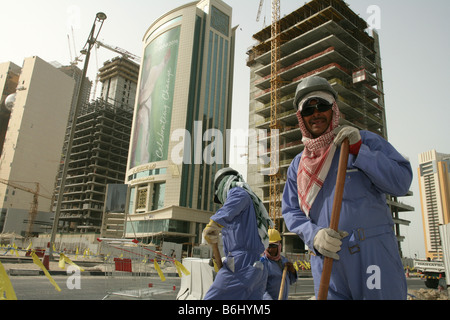 Lavoratori migranti lavoratori edili a Doha, in Qatar. Foto Stock