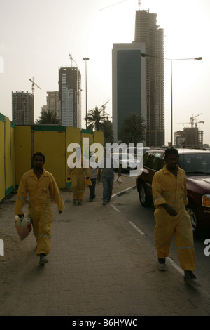 Operai edili nel centro di Doha, in Qatar. Foto Stock