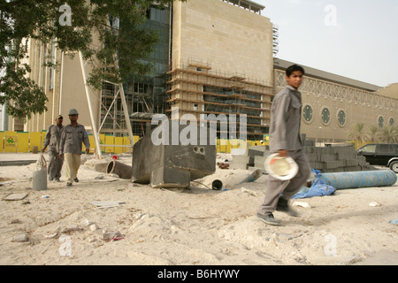 I lavoratori migranti in un cantiere edile a Doha, in Qatar. Foto Stock