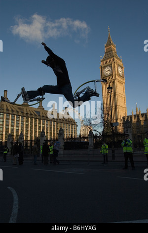 Giovani poweriser esegue nella piazza del Parlamento di Londra nella parte anteriore del Big Ben Foto Stock