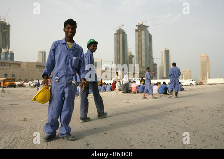 Lavoratori migranti lavoratori edili nel centro di Doha, in Qatar. Foto Stock