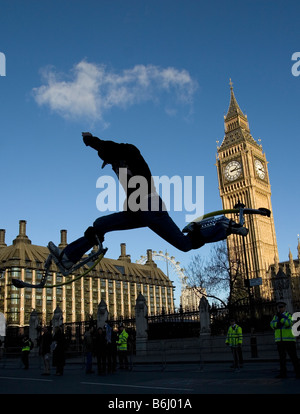 Giovani poweriser esegue nella piazza del Parlamento di Londra nella parte anteriore del Big Ben Foto Stock