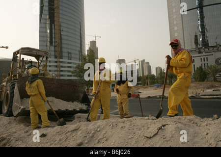 I lavoratori migranti nella costruzione di strade a Doha, in Qatar. Foto Stock