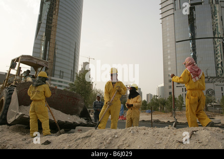 I lavoratori migranti nella costruzione di strade a Doha, in Qatar. Foto Stock