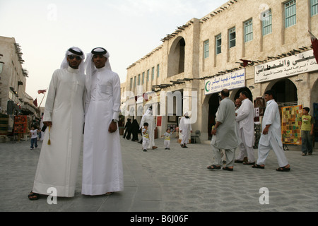 Qatar uomini in abiti tradizionali al Souq Waqif market, ritratto, Doha, Qatar, Medio Oriente Foto Stock