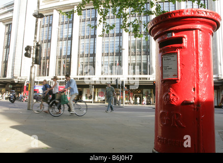 Casella postale su High Street Kensington, Londra. Foto Stock