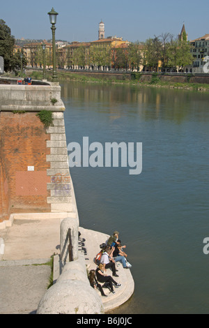 Verona vista dal Ponte Ponte Scaligero Fortezza Castelvecchio Fiume Adige Italia Aprile 2008 Foto Stock