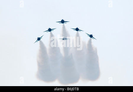 Sei US Navy Blue Angels con fumo-on nel gran finale di volare al di sopra Foto Stock