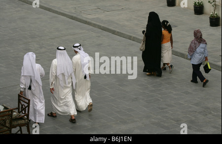 Qataris in abbigliamento tradizionale camminando lungo il marciapiede, ad alto angolo di visione, Doha, Qatar, Medio Oriente Foto Stock