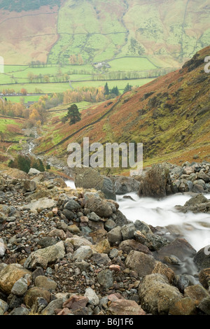 Visualizza in basso Dungeon Ghyll vigore come fluisce dal Stickle Tarn in grande Langdale Lake District Cumbria Regno Unito Foto Stock