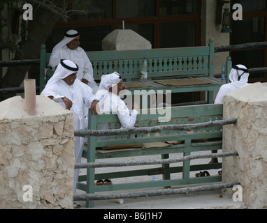 Qatar di uomini in abito tradizionale, Doha, Qatar Foto Stock