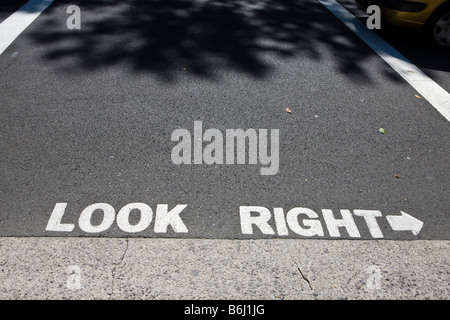 Attraversamento pedonale avviso per guardare a destra per i conducenti alla guida sul lato sinistro della strada in Australia Foto Stock