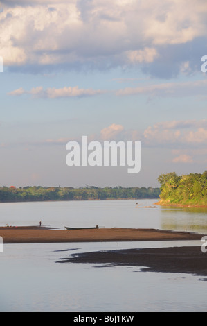 Nuvole sopra il Rio Madre de Dios nella regione amazzonica del Perù. Foto Stock