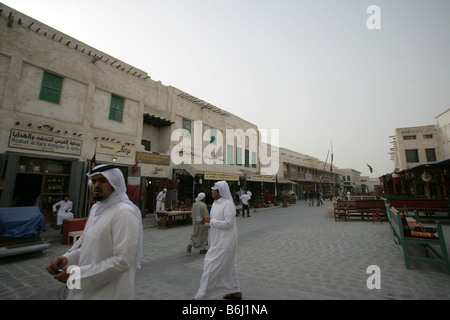 La gente locale al Souq Waqif market a Doha, in Qatar. Foto Stock