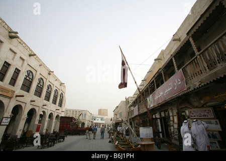 Scena di strada con edifici tradizionali al Souq Waqif market, Doha, Qatar, Medio Oriente Foto Stock
