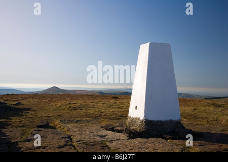 Vista dal pilastro di triangolazione sulla sommità di Shining Tor con il picco di Shutlingsloe nel Cheshire in distanza Foto Stock