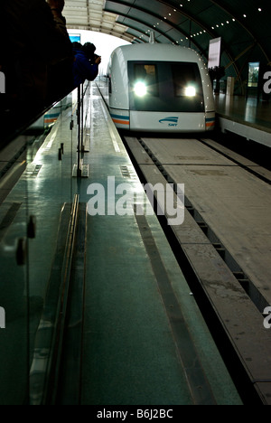 Shanghai Pudong International Airport ad alta velocità a levitazione magnetica treno in stazione nel centro cittadino può raggiungere una velocità di 430 km/h Foto Stock