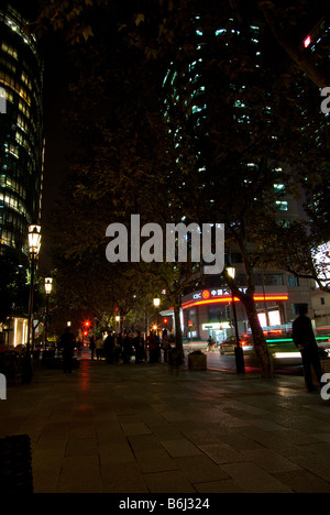 Downtown street night scene appena fuori ricostruita ex Concessione Francese affollate di patroni in tourist area dello shopping Foto Stock