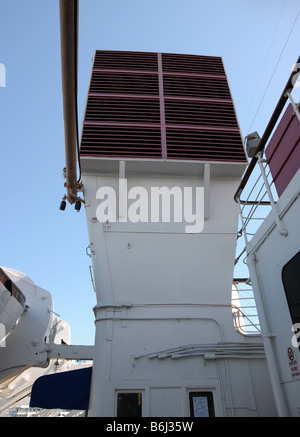 Nave condotto di aspirazione aria sul vecchio Queen Mary ocean liner Foto Stock