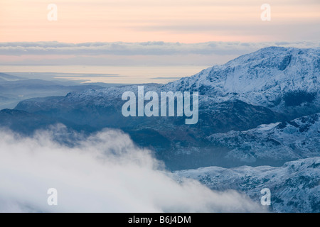 Un avvicinamento tempesta davanti proveniente da sopra il Lakeland fells da ovest adottate dal vertice di Fairfield nel distretto del Lago Foto Stock