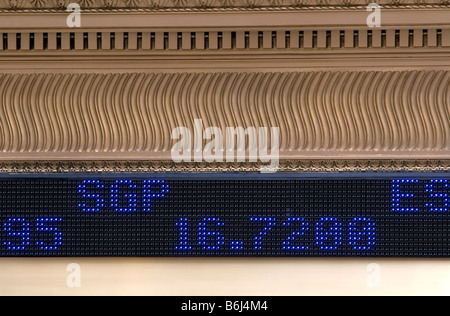 Ticker di fronte al New York Stock Exchange di New York City New York STATI UNITI D'AMERICA Foto Stock